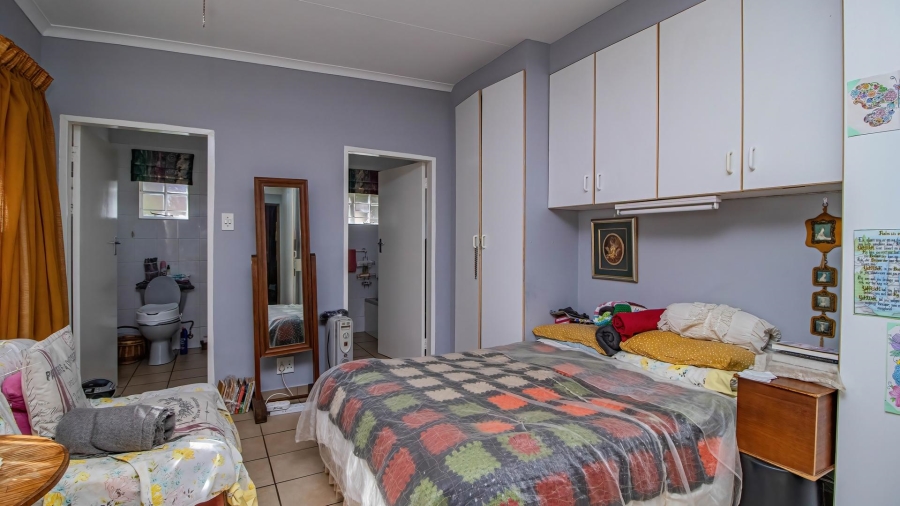 5 Bedroom Property for Sale in Glen Marais Gauteng
