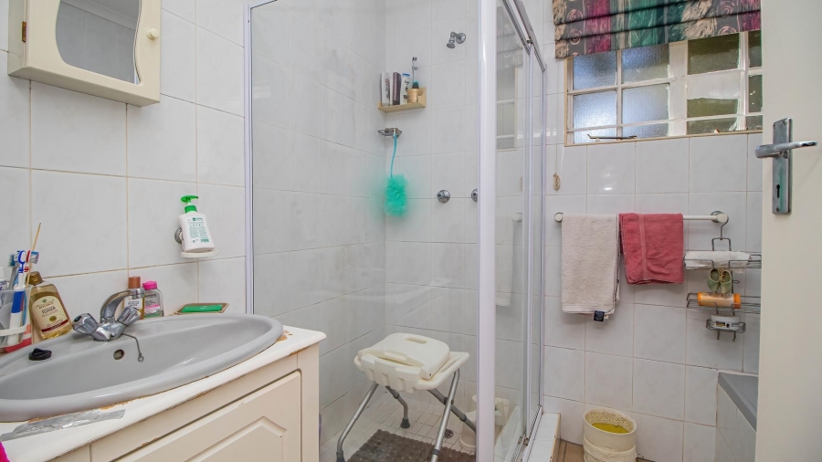 5 Bedroom Property for Sale in Glen Marais Gauteng