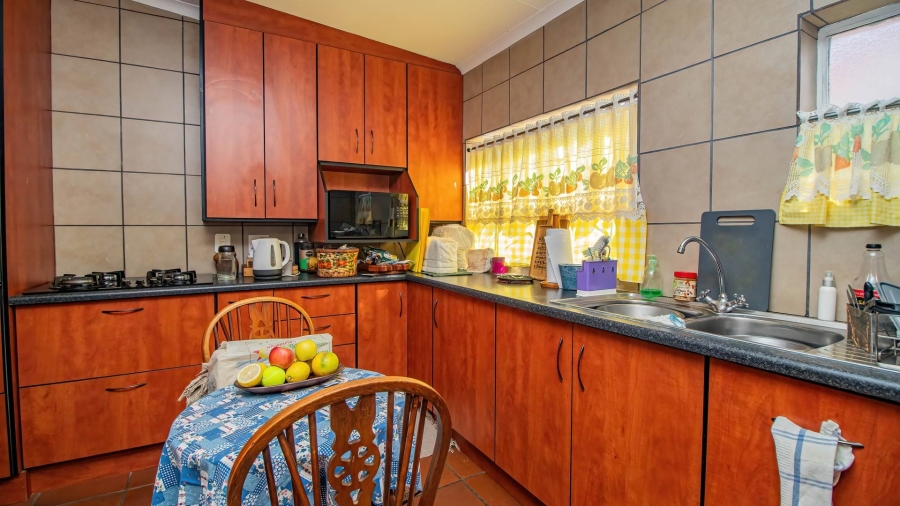 5 Bedroom Property for Sale in Glen Marais Gauteng