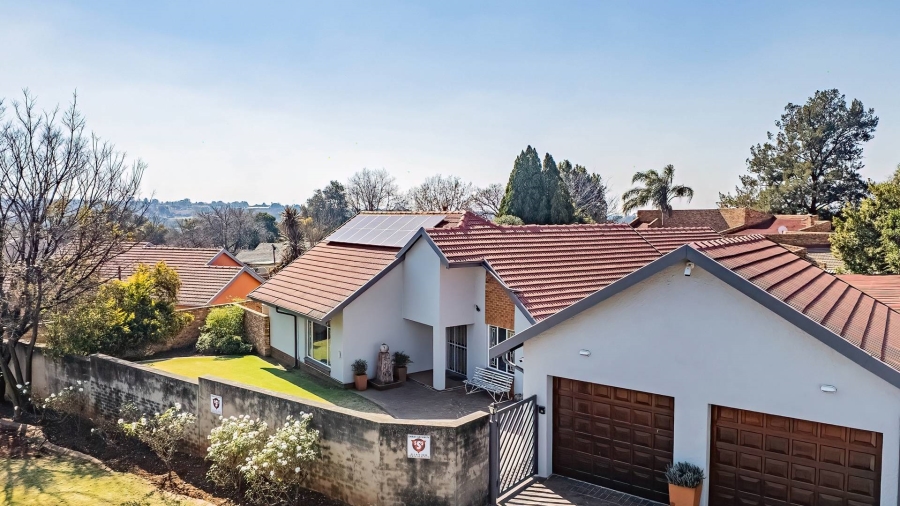 5 Bedroom Property for Sale in Glen Marais Gauteng
