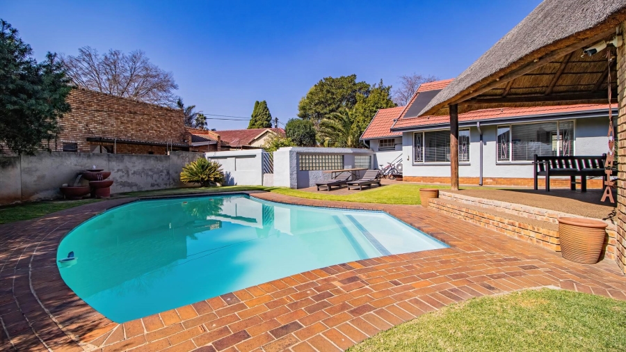 5 Bedroom Property for Sale in Glen Marais Gauteng