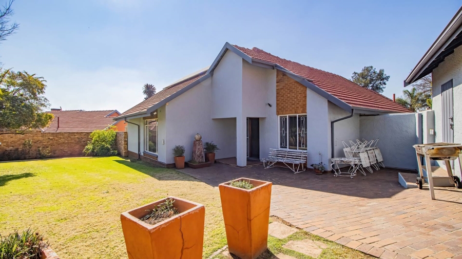 5 Bedroom Property for Sale in Glen Marais Gauteng