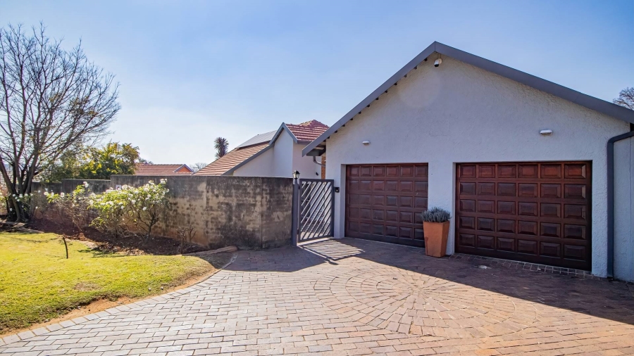 5 Bedroom Property for Sale in Glen Marais Gauteng