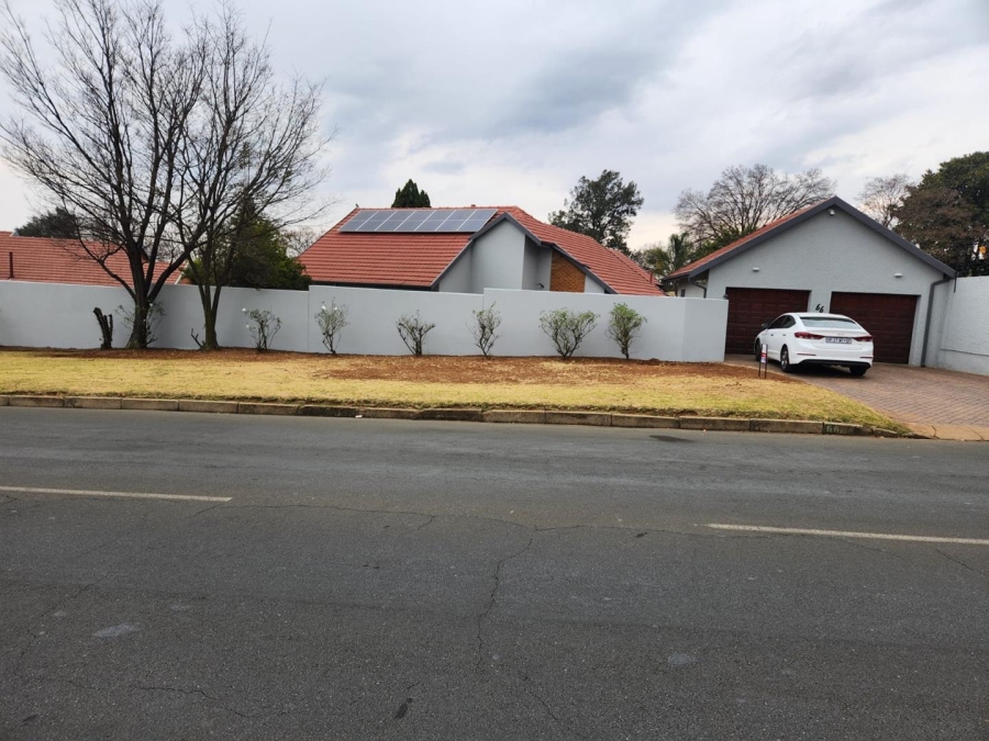 5 Bedroom Property for Sale in Glen Marais Gauteng