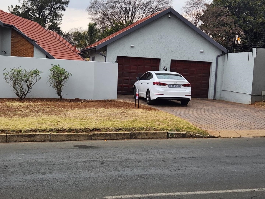 5 Bedroom Property for Sale in Glen Marais Gauteng