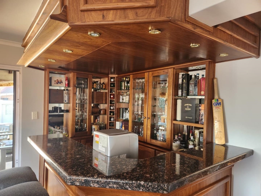 5 Bedroom Property for Sale in Glen Marais Gauteng