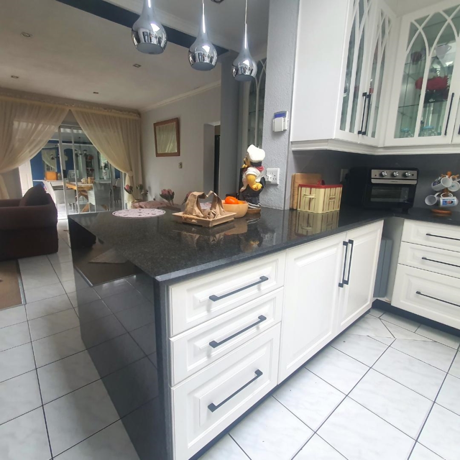 5 Bedroom Property for Sale in New Redruth Gauteng
