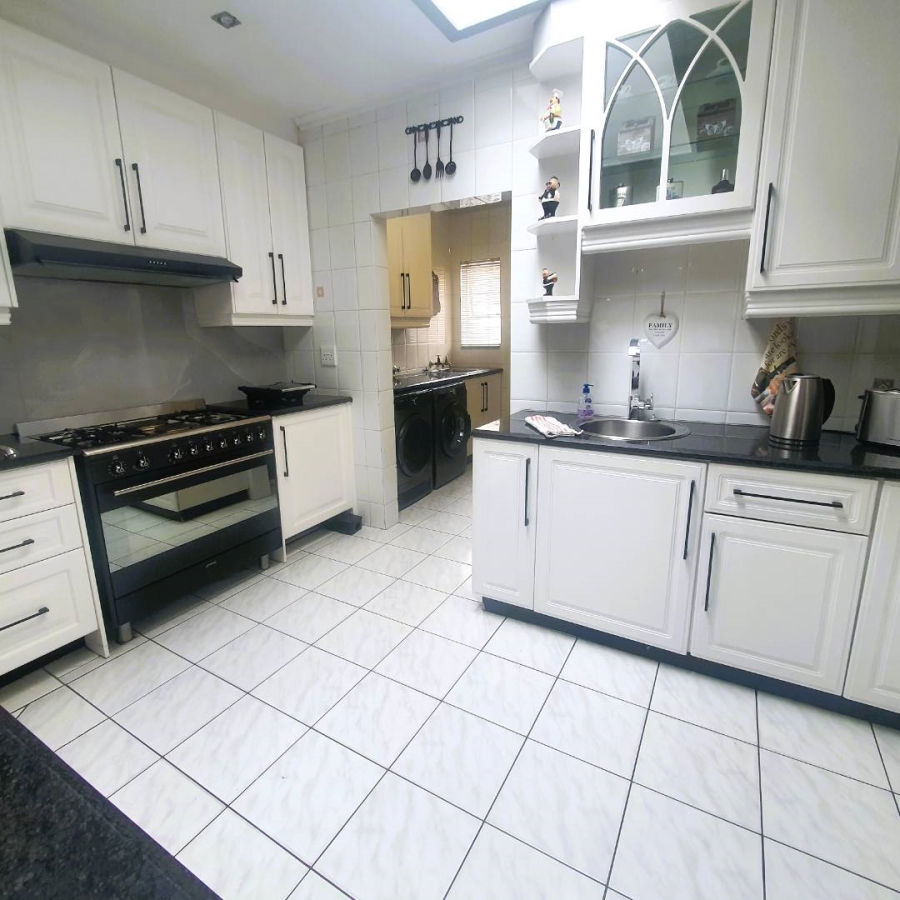 5 Bedroom Property for Sale in New Redruth Gauteng