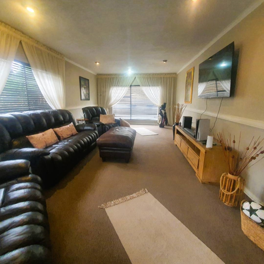 5 Bedroom Property for Sale in New Redruth Gauteng