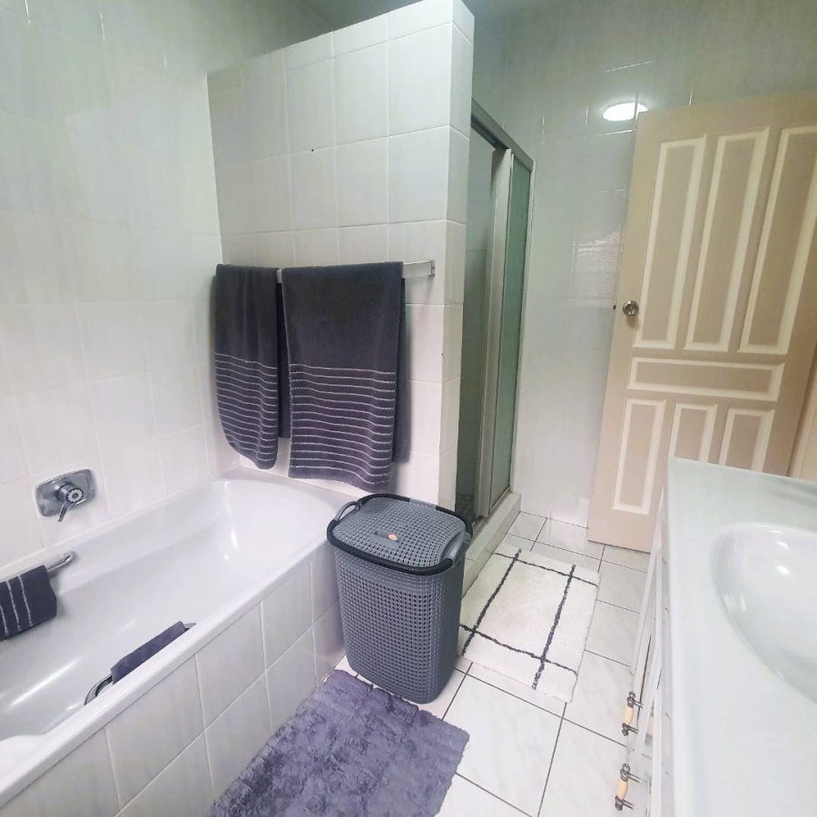 5 Bedroom Property for Sale in New Redruth Gauteng