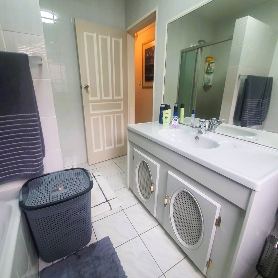 5 Bedroom Property for Sale in New Redruth Gauteng