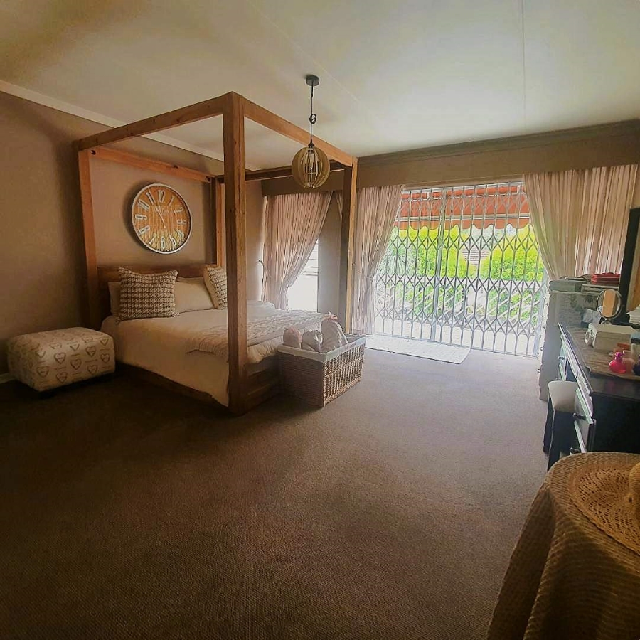 5 Bedroom Property for Sale in New Redruth Gauteng