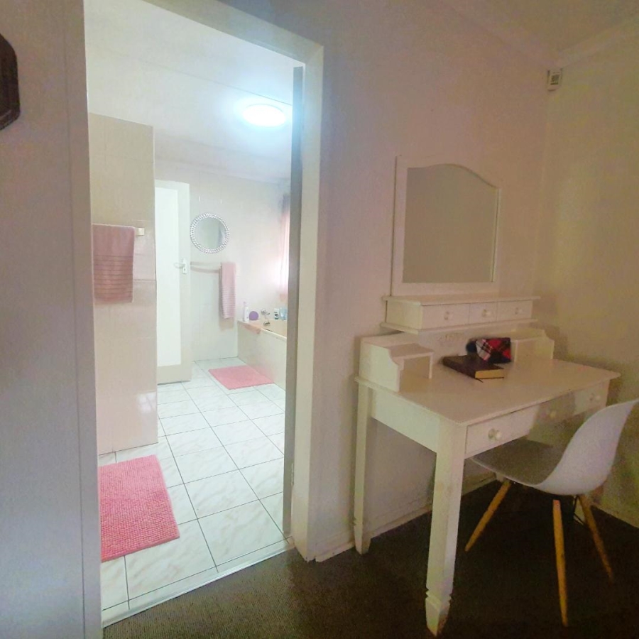 5 Bedroom Property for Sale in New Redruth Gauteng