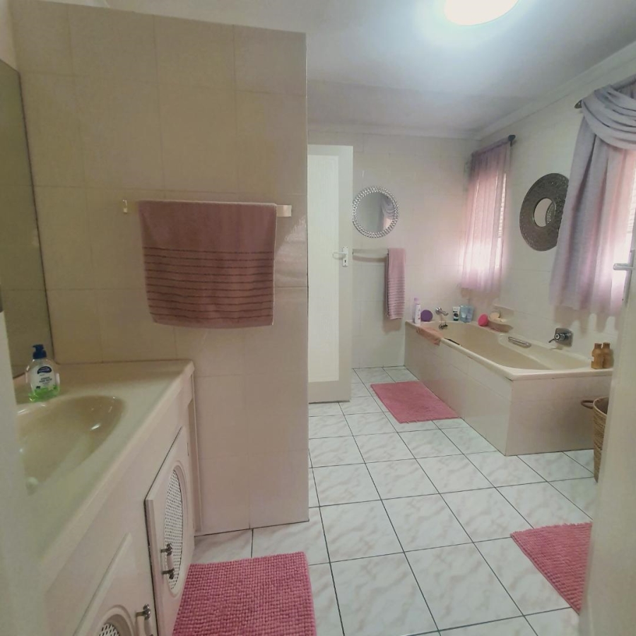 5 Bedroom Property for Sale in New Redruth Gauteng