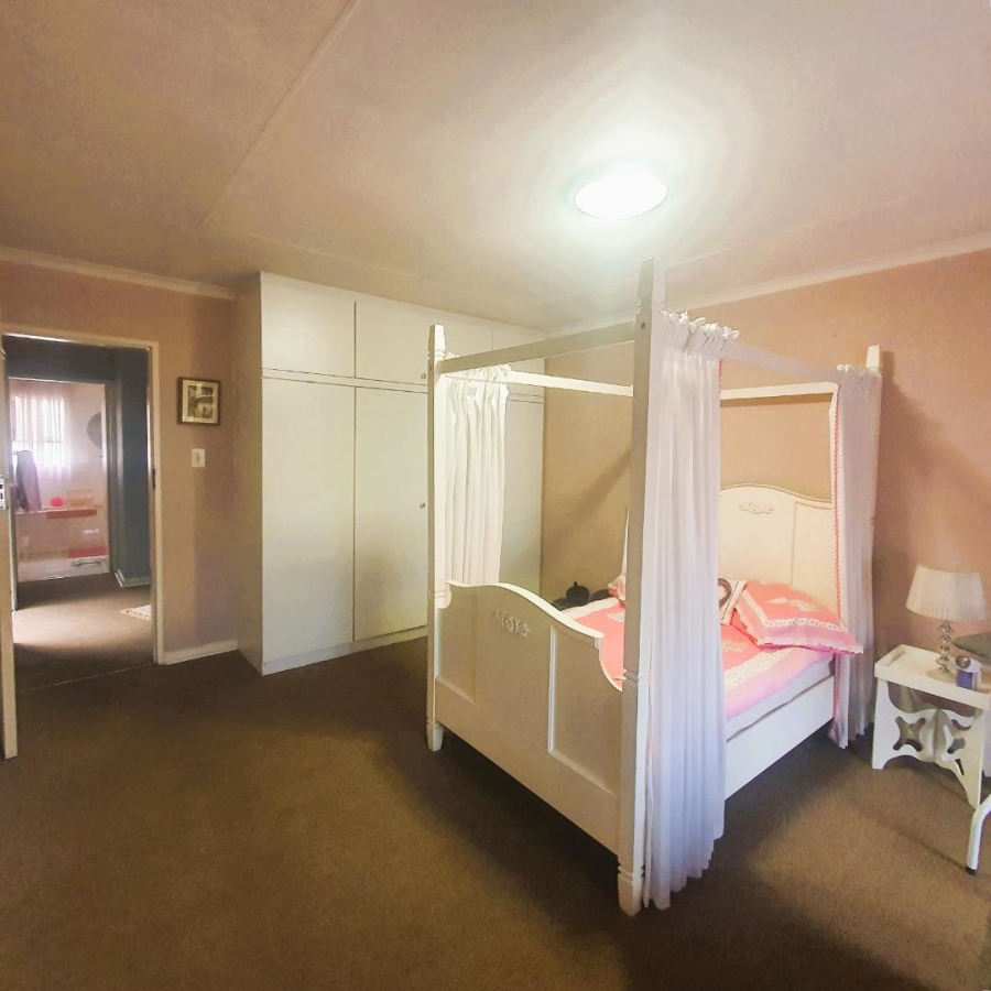 5 Bedroom Property for Sale in New Redruth Gauteng