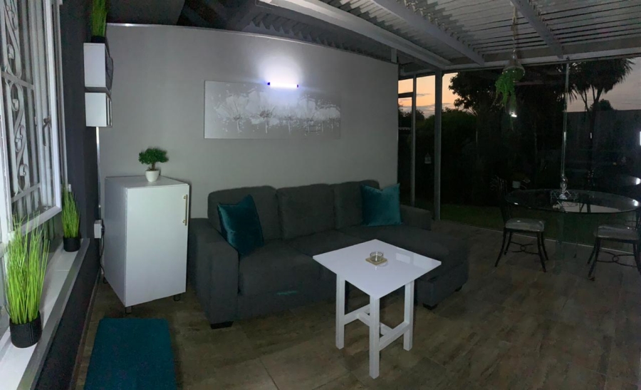 To Let 1 Bedroom Property for Rent in Waverley Gauteng