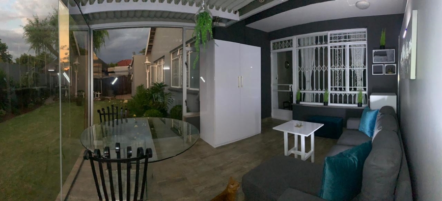 To Let 1 Bedroom Property for Rent in Waverley Gauteng