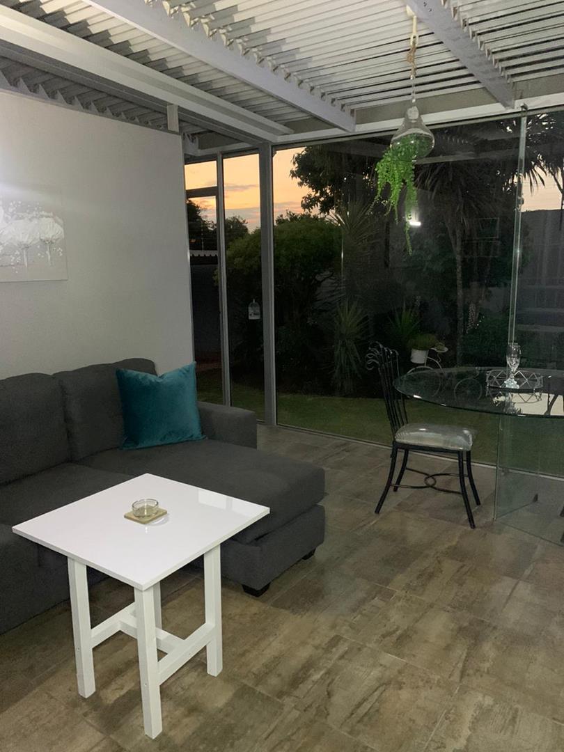 To Let 1 Bedroom Property for Rent in Waverley Gauteng