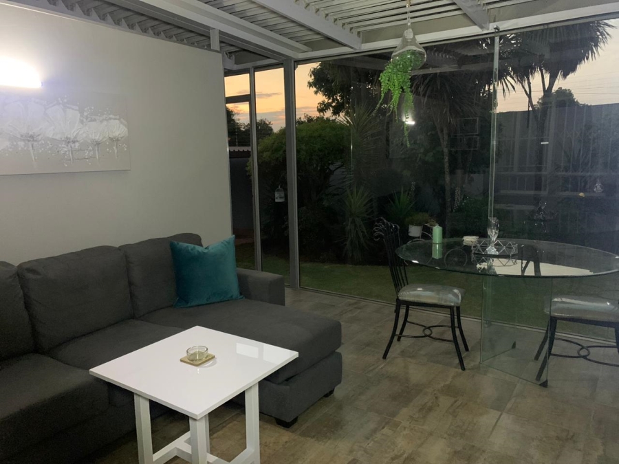 To Let 1 Bedroom Property for Rent in Waverley Gauteng