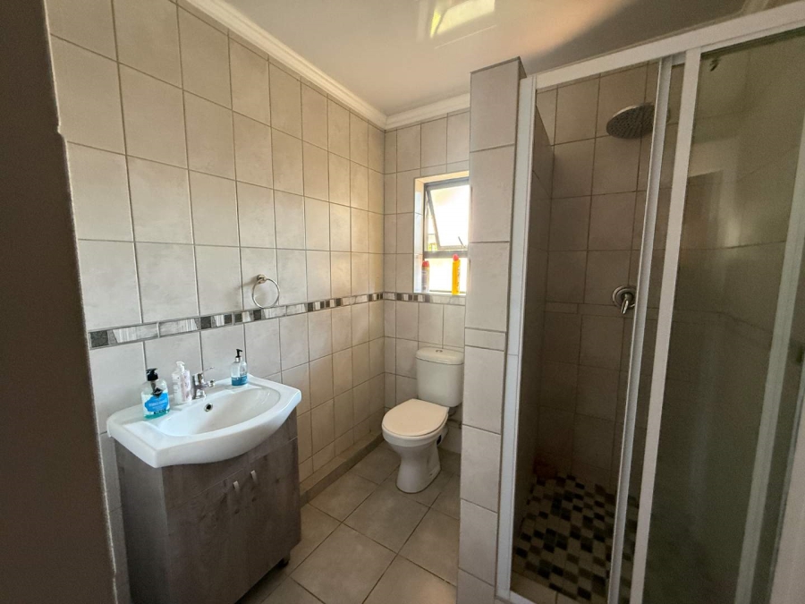 To Let 1 Bedroom Property for Rent in Fontainebleau Gauteng