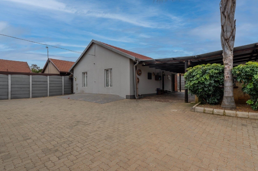 4 Bedroom Property for Sale in General Albertspark Gauteng