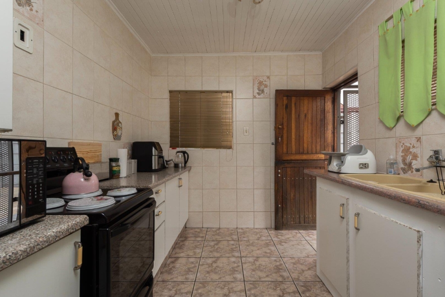4 Bedroom Property for Sale in General Albertspark Gauteng