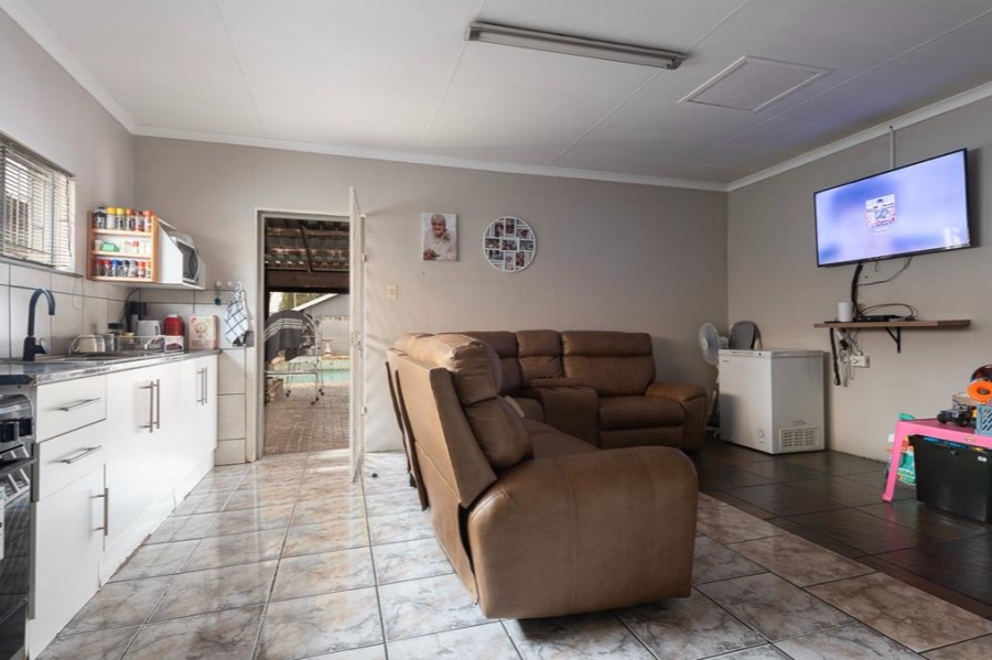 4 Bedroom Property for Sale in General Albertspark Gauteng
