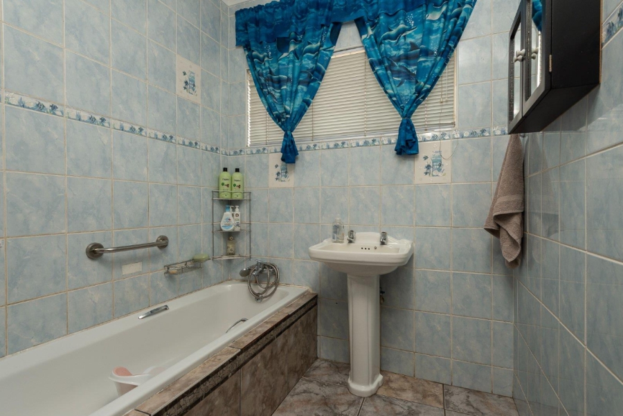 4 Bedroom Property for Sale in General Albertspark Gauteng