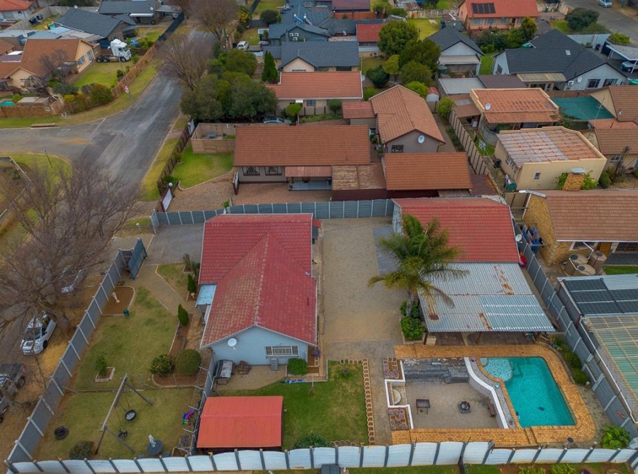 4 Bedroom Property for Sale in General Albertspark Gauteng