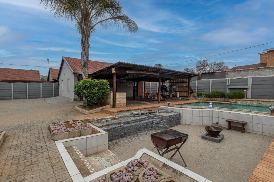 4 Bedroom Property for Sale in General Albertspark Gauteng