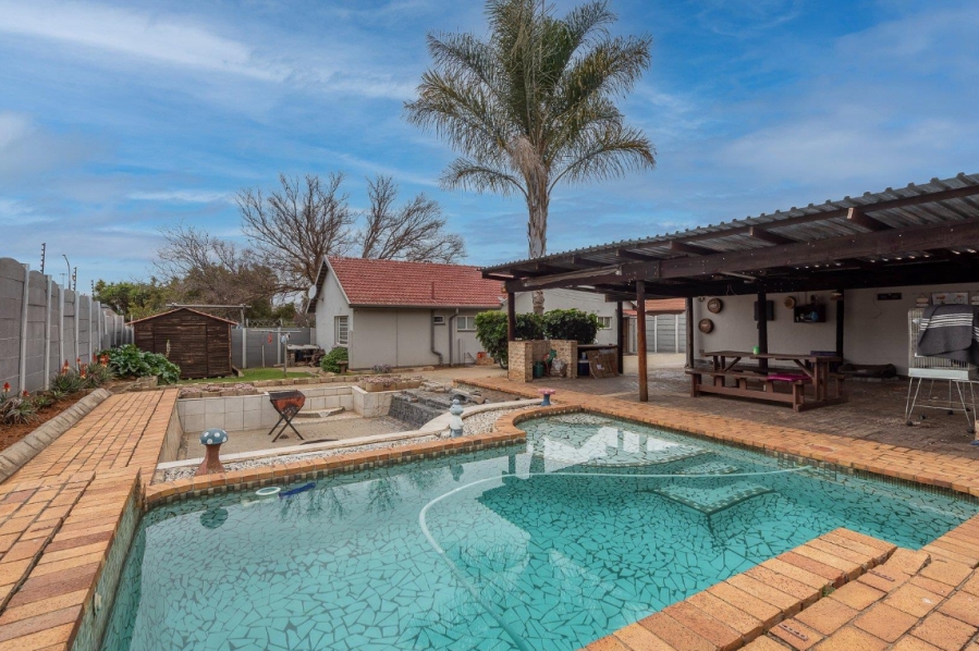 4 Bedroom Property for Sale in General Albertspark Gauteng