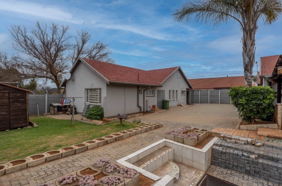 4 Bedroom Property for Sale in General Albertspark Gauteng