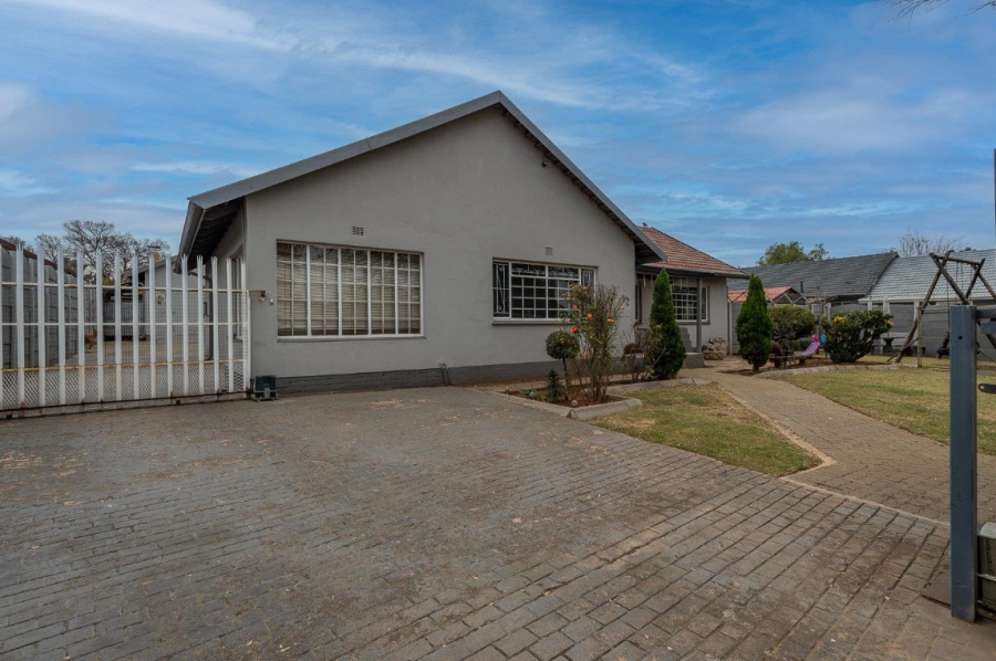 4 Bedroom Property for Sale in General Albertspark Gauteng