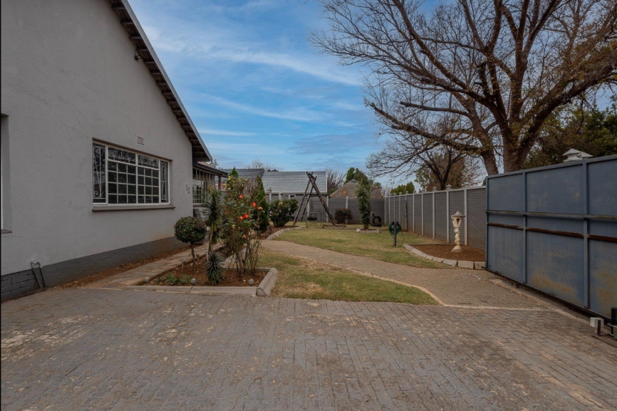 4 Bedroom Property for Sale in General Albertspark Gauteng