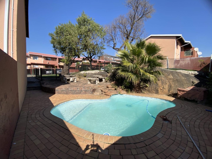 To Let 2 Bedroom Property for Rent in Ferndale Gauteng