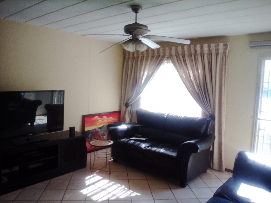 2 Bedroom Property for Sale in Die Hoewes Gauteng