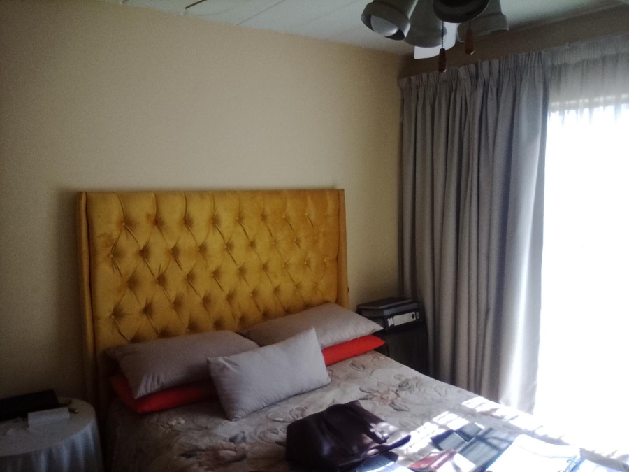 2 Bedroom Property for Sale in Die Hoewes Gauteng
