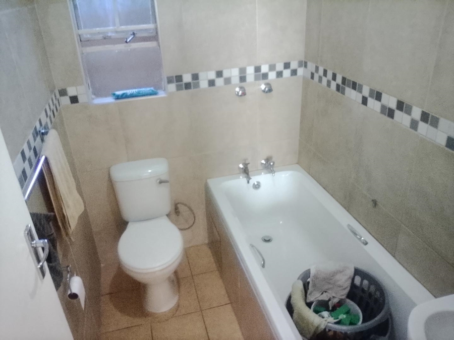 2 Bedroom Property for Sale in Die Hoewes Gauteng