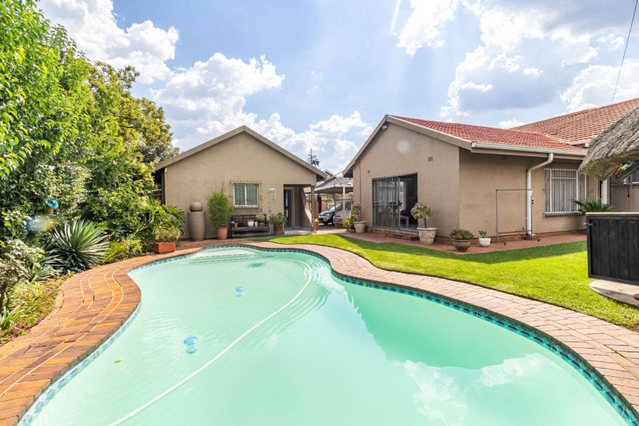 5 Bedroom Property for Sale in Brackendowns Gauteng