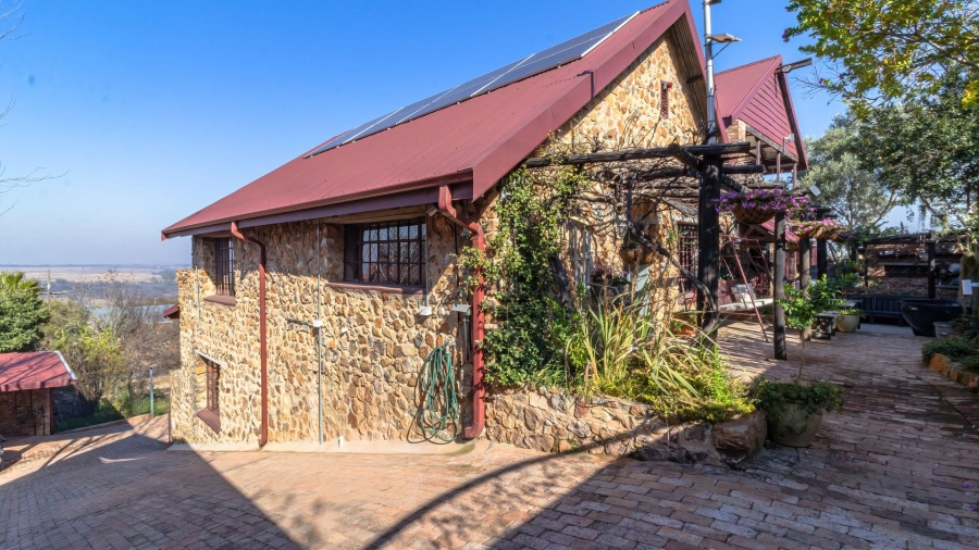4 Bedroom Property for Sale in Vaaloewer Gauteng