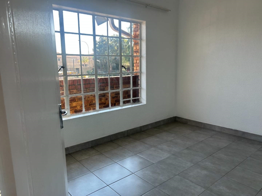 2 Bedroom Property for Sale in Farrarmere Gauteng