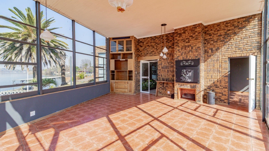 7 Bedroom Property for Sale in Marlbank Gauteng