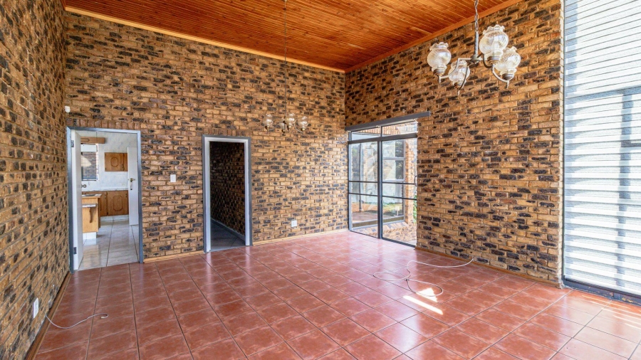 7 Bedroom Property for Sale in Marlbank Gauteng