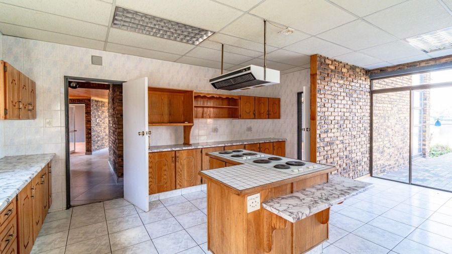 7 Bedroom Property for Sale in Marlbank Gauteng