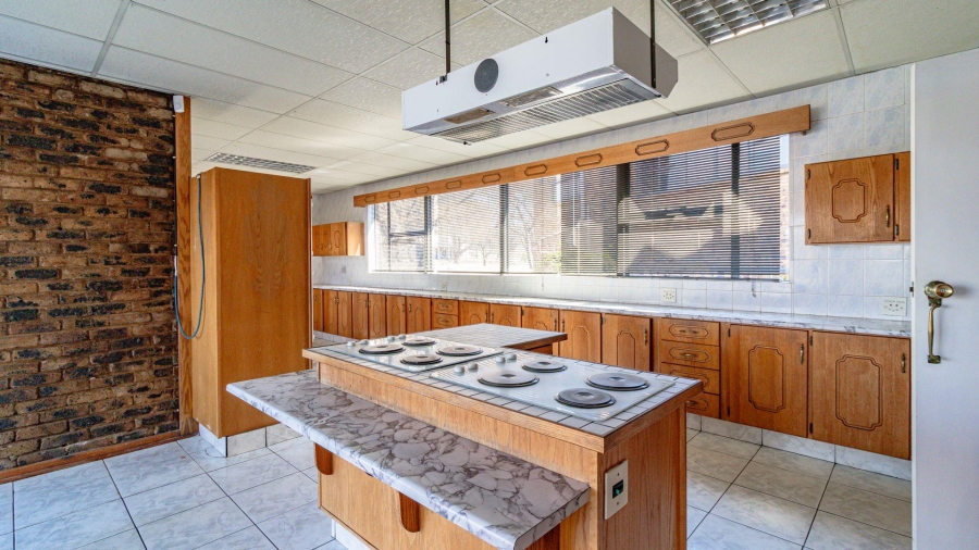 7 Bedroom Property for Sale in Marlbank Gauteng