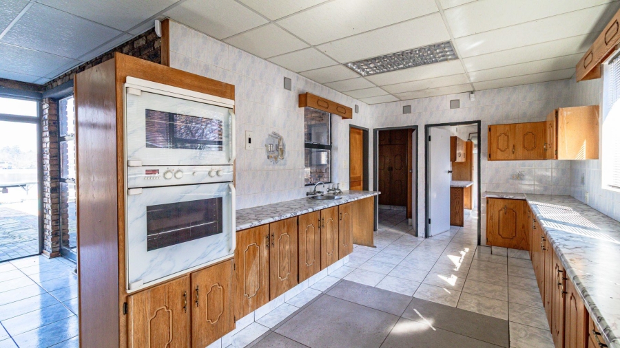 7 Bedroom Property for Sale in Marlbank Gauteng