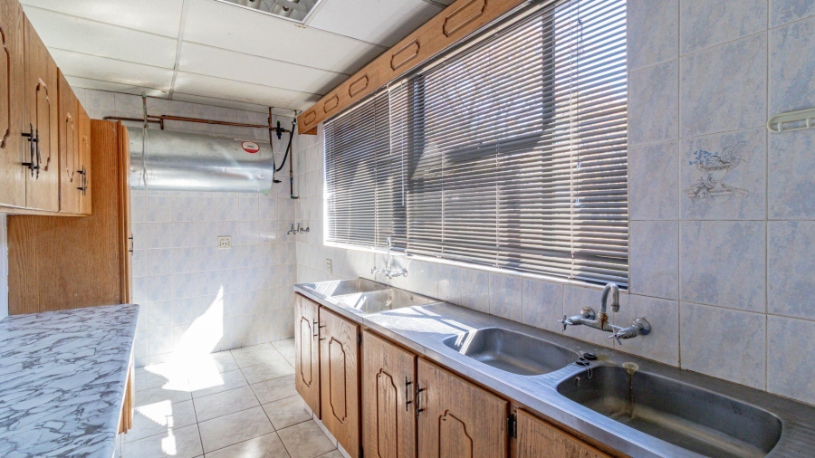 7 Bedroom Property for Sale in Marlbank Gauteng