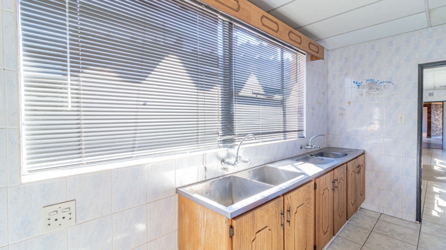 7 Bedroom Property for Sale in Marlbank Gauteng