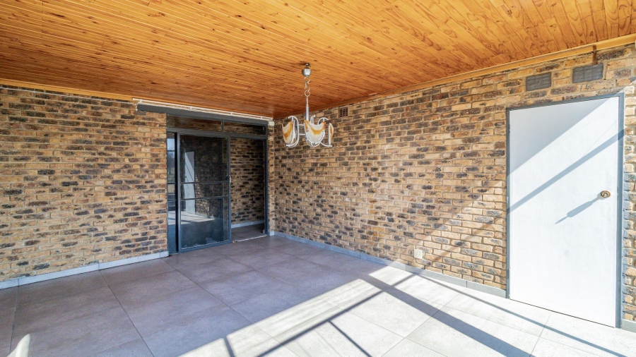 7 Bedroom Property for Sale in Marlbank Gauteng