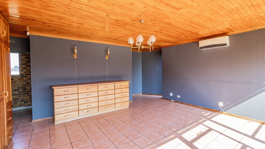 7 Bedroom Property for Sale in Marlbank Gauteng